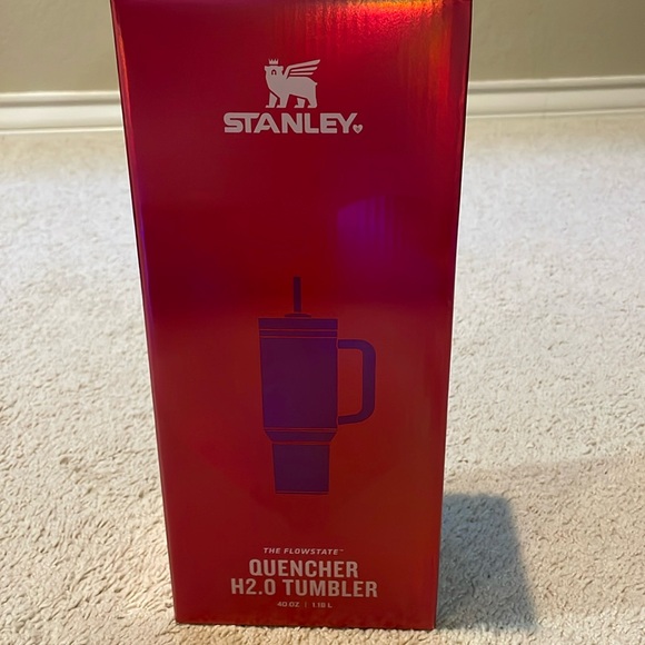 Stanley 40oz Valentine’s Berry Truffle Quencher - Picture 4 of 8